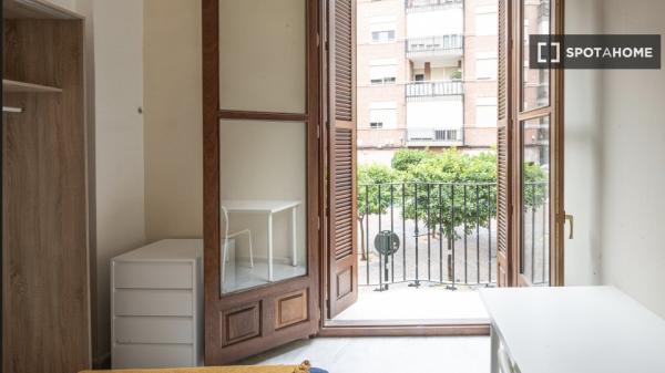 Room for rent in 8-bedroom apartment in Murcia