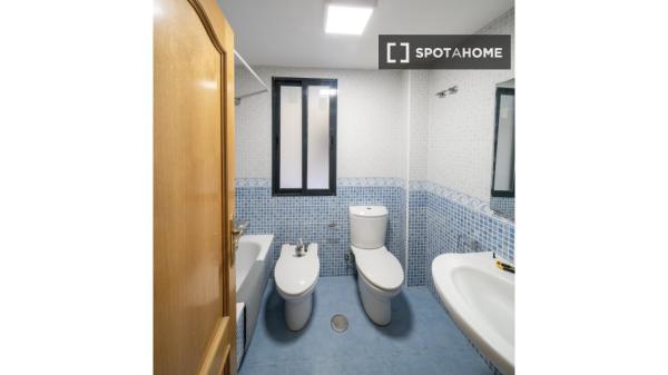 Chambre à louer dans un appartement de 8 chambres à Murcie