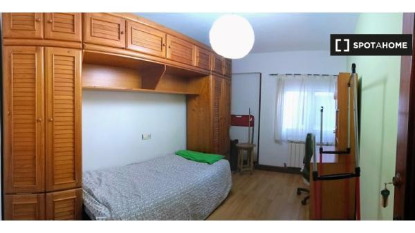 Room for rent in a 3 bedroom apartment in Oviedo