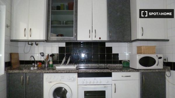 Room for rent in a 3 bedroom apartment in Oviedo