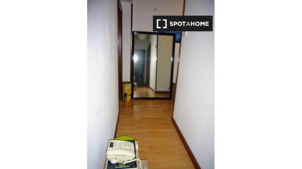 Room for rent in a 3 bedroom apartment in Oviedo