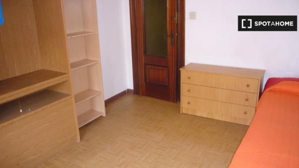 Room for rent in a 3 bedroom apartment in Oviedo