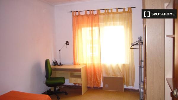 Room for rent in a 3 bedroom apartment in Oviedo