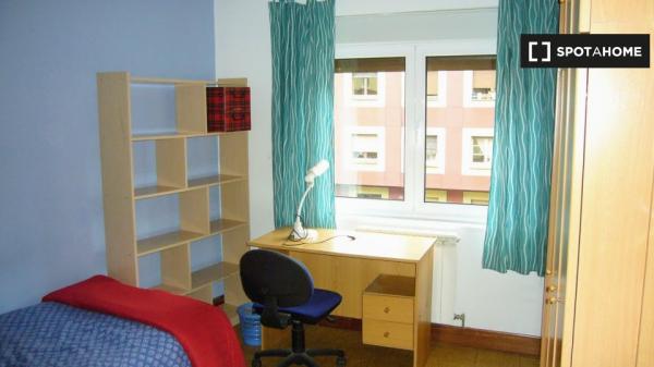 Room for rent in a 3 bedroom apartment in Oviedo