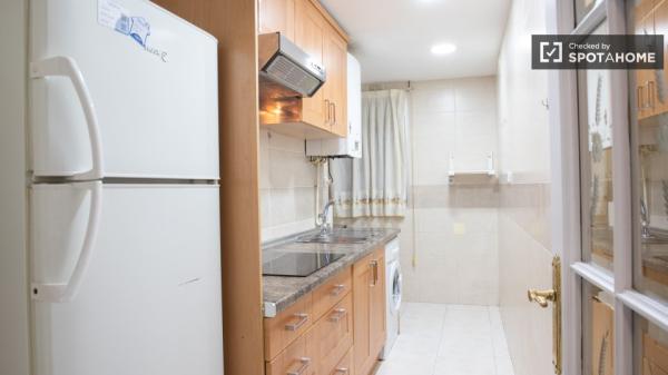 Se alquila habitación en piso de 4 dormitorios en Madrid