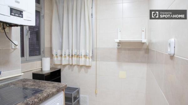 Se alquila habitación en piso de 4 dormitorios en Madrid