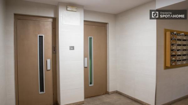 Se alquila habitación en piso de 4 dormitorios en Madrid