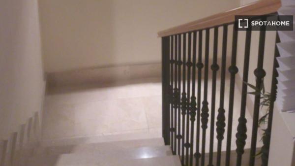 Se alquila habitación en apartamento de 4 dormitorios en Salamanca