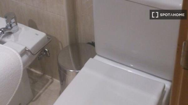 Se alquila habitación en apartamento de 4 dormitorios en Salamanca