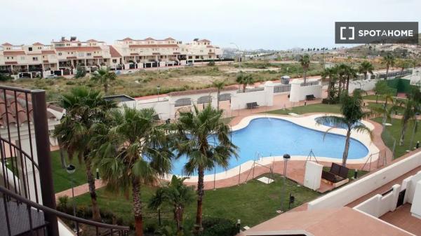 Apartamento de 2 dormitorios en alquiler en Benalmádena, Málaga