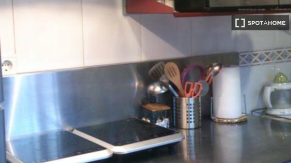 Se alquila habitación en apartamento de 4 dormitorios en Salamanca