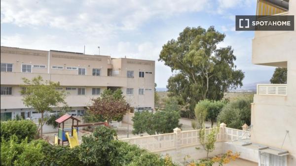 Apartamento de 2 dormitorios en alquiler en Retamar, Almería