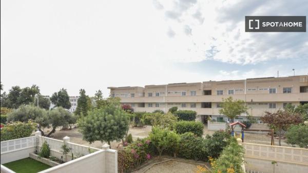 Apartamento de 2 dormitorios en alquiler en Retamar, Almería