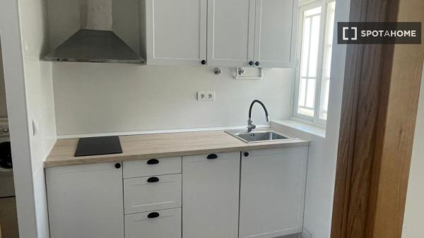 Apartamento de 2 dormitorios en alquiler en Retamar, Almería