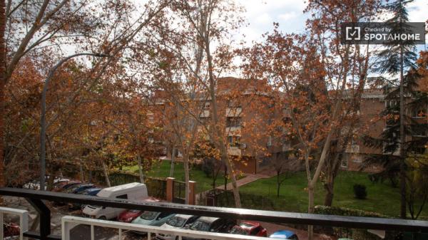 Aluga-se quarto em apartamento de 4 quartos em Alcalá de Henares