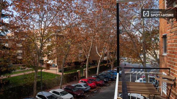 Aluga-se quarto em apartamento de 4 quartos em Alcalá de Henares