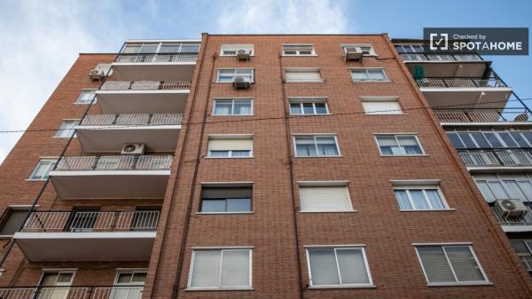 Aluga-se quarto em apartamento de 4 quartos em Alcalá de Henares