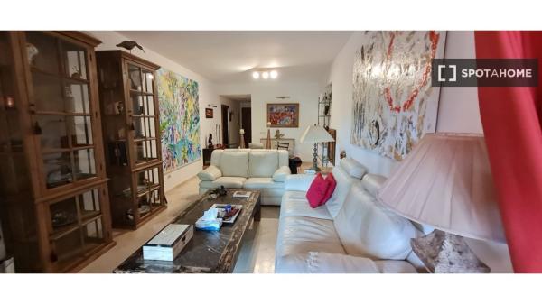 Apartamento de 3 dormitorios en alquiler en Marbella, Málaga