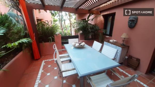 Apartamento de 3 dormitorios en alquiler en Marbella, Málaga