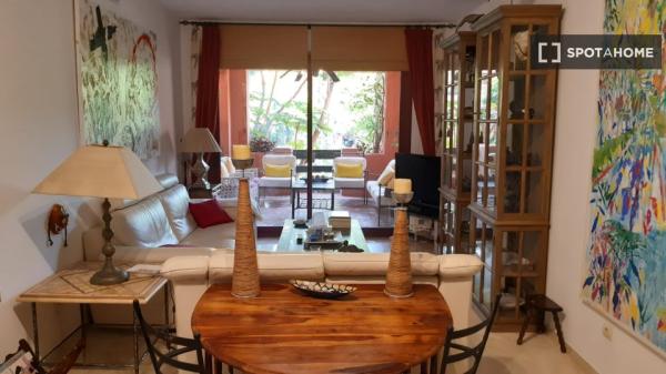 Apartamento de 3 dormitorios en alquiler en Marbella, Málaga