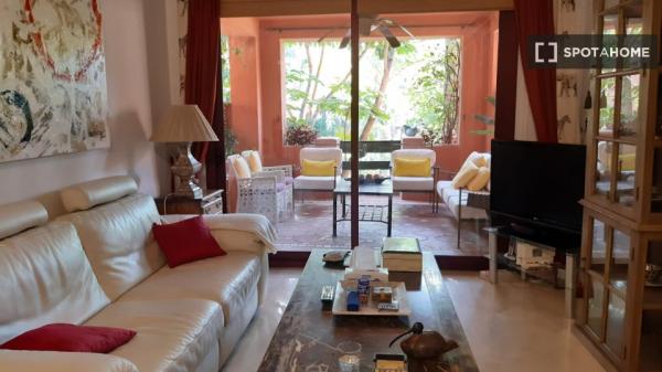 Apartamento de 3 dormitorios en alquiler en Marbella, Málaga