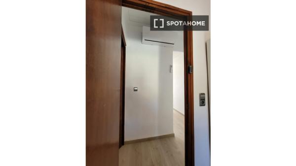 Room for rent in shared apartment with 6 bedrooms in Murcia