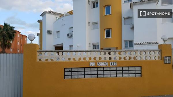 Piso de 2 dormitorios en alquiler en Dénia, Alicante