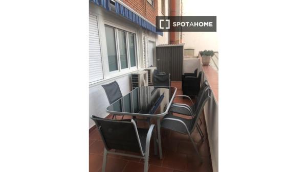 Room for rent in 5-bedroom apartment in Valladolid