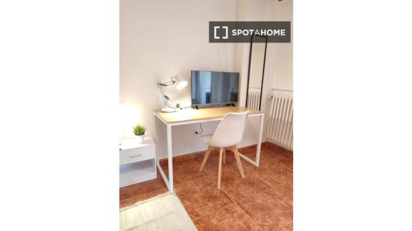 Room for rent in 5-bedroom apartment in Valladolid