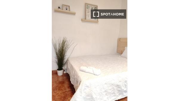 Room for rent in 5-bedroom apartment in Valladolid