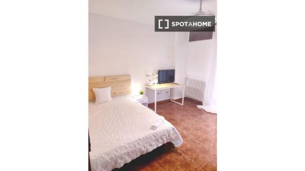 Room for rent in 5-bedroom apartment in Valladolid