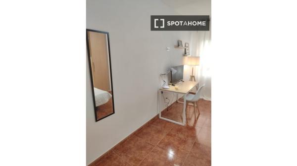 Room for rent in 5-bedroom apartment in Valladolid