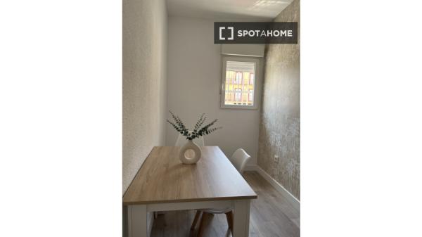 Chambre à louer dans un appartement de 4 chambres à Centro, Jaen