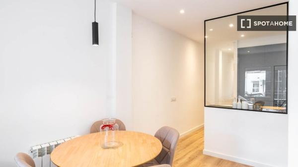 Hermoso apartamento con balcón exterior a pasos del metro Joanic