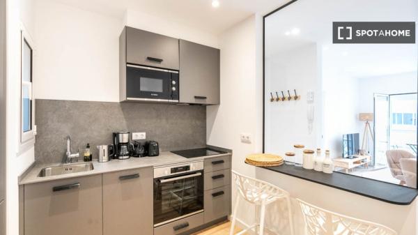 Hermoso apartamento con balcón exterior a pasos del metro Joanic