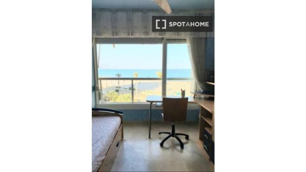 Apartamento de 3 habitaciones en alquiler en El Campello, Alicante