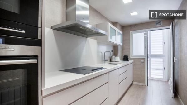 Apartamento de 3 habitaciones en alquiler en Les Corts, Londres