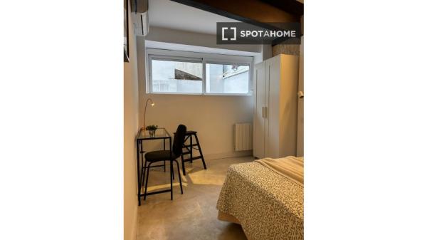 Se alquila habitación en piso de 4 dormitorios en Malasaña, Madrid