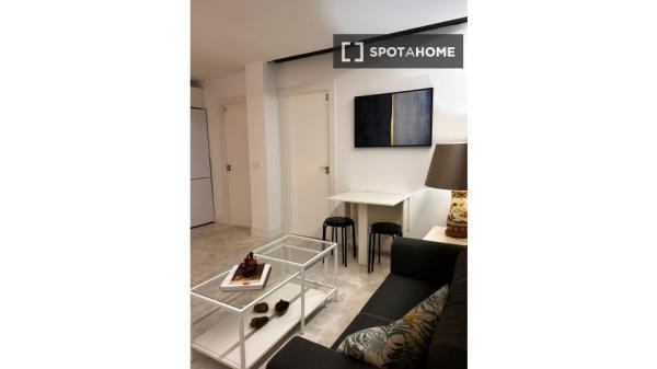 Se alquila habitación en piso de 4 dormitorios en Malasaña, Madrid