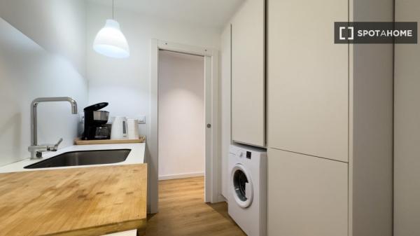 Piso entero de 4 habitaciones en barcelona.