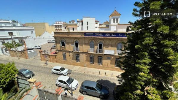 ¡Habitaciones en alquiler en piso de 12 habitaciones en Sevilla!