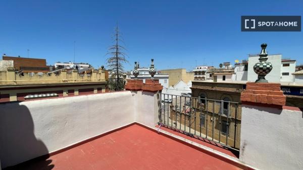 ¡Habitaciones en alquiler en piso de 12 habitaciones en Sevilla!