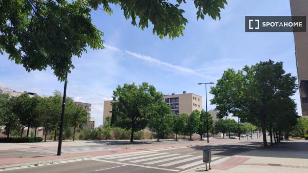 Piso en alquiler de 3 habitaciones en Miralbueno, Zaragoza