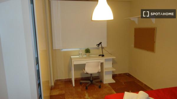 Room in shared apartment in Córdoba