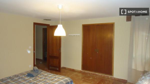 Room in shared apartment in Córdoba