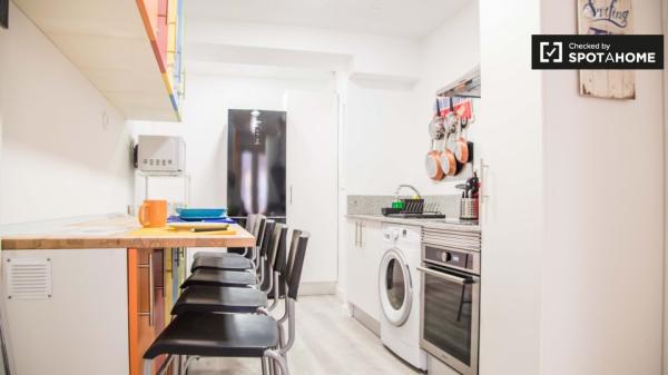 Habitación soleada en un apartamento de 5 dormitorios en Burjassot, Valencia.