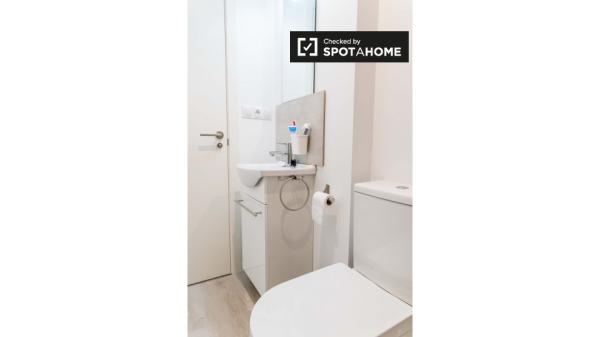 Habitación soleada en un apartamento de 5 dormitorios en Burjassot, Valencia.