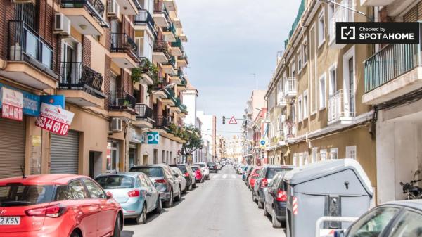 Habitación soleada en un apartamento de 5 dormitorios en Burjassot, Valencia.