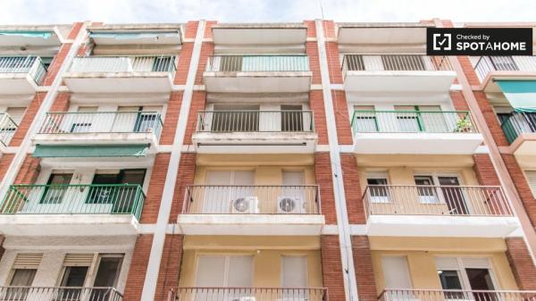 Habitación soleada en un apartamento de 5 dormitorios en Burjassot, Valencia.