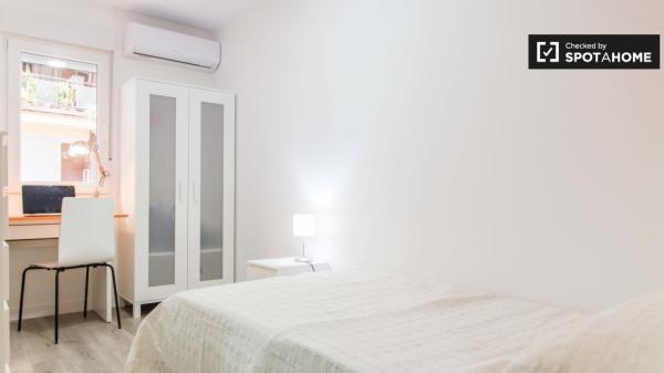 Habitación soleada en un apartamento de 5 dormitorios en Burjassot, Valencia.